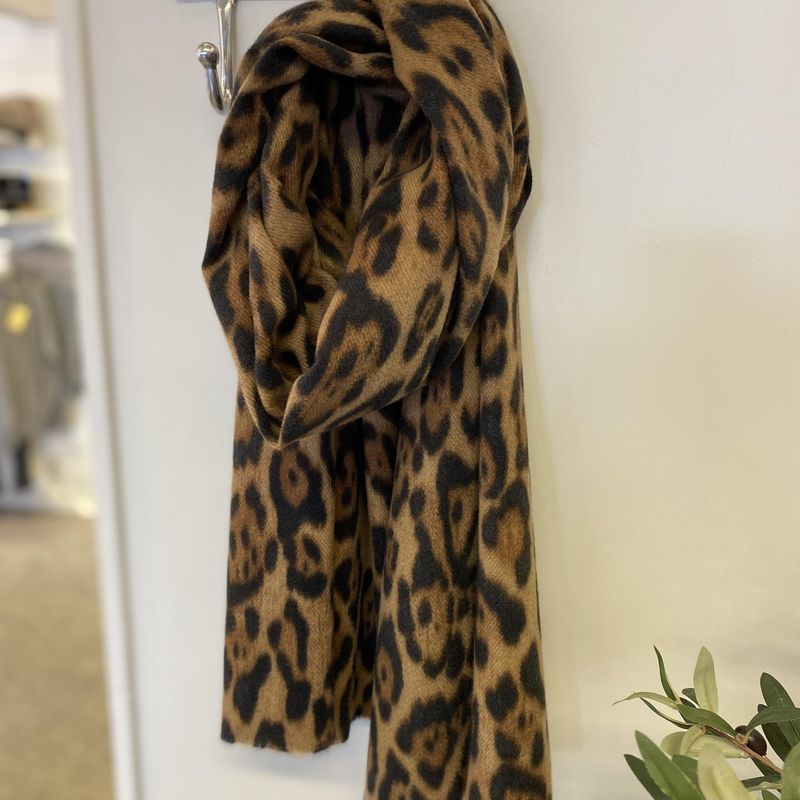 Skjerf med Leo print, camel og svart