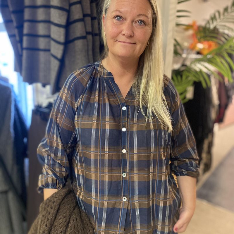 Kathrine bluse, blå/brun rutete