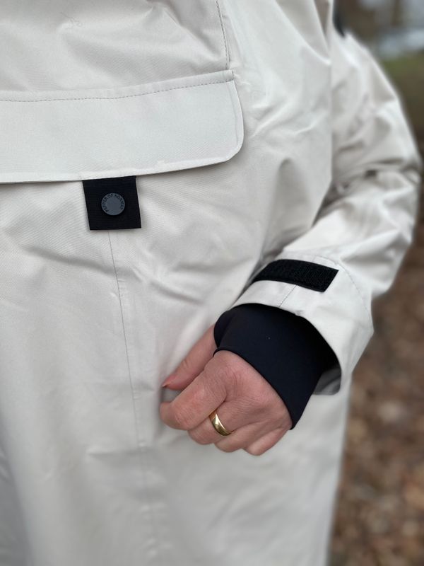Elise Anorakk, lys beige