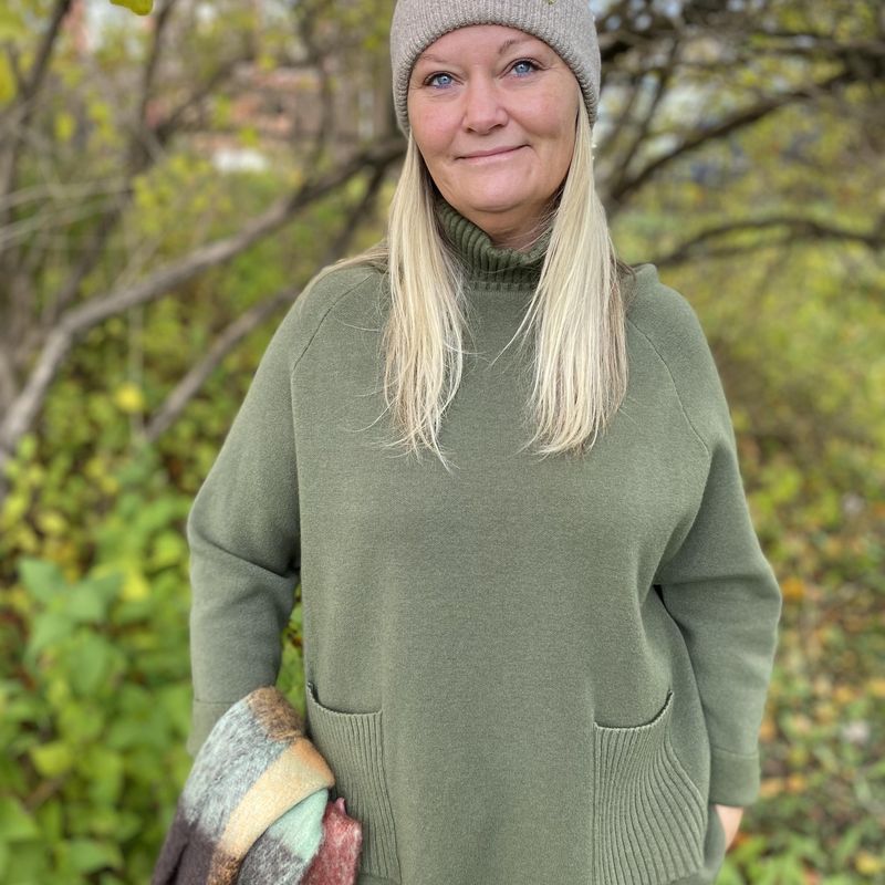 Genser med høy hals og lommer, grønn