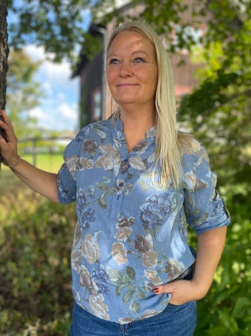 Hovedbilde Tilda bomullsbluse, jeansblå  m/blomster