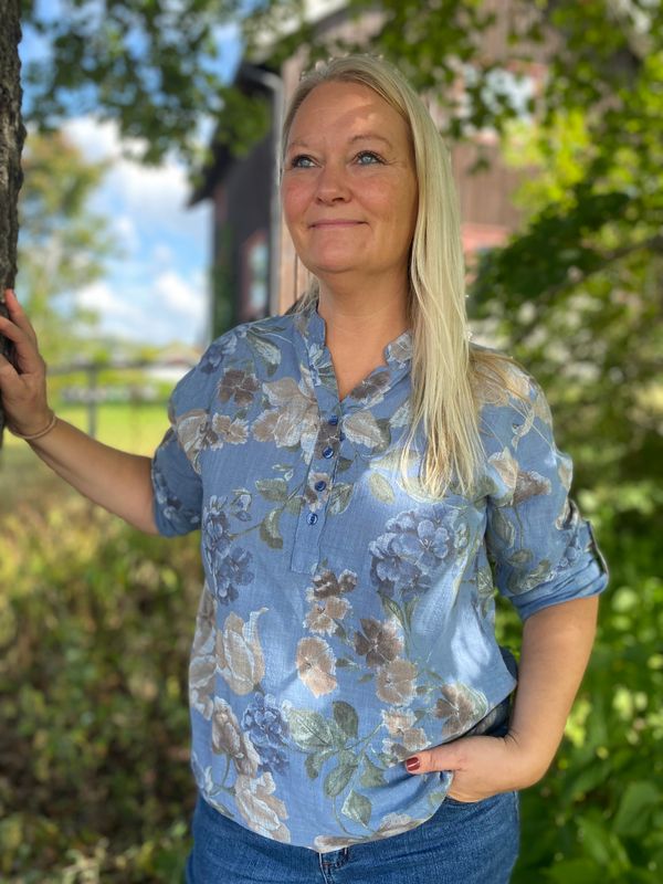 Tilda bomullsbluse, jeansblå  m/blomster