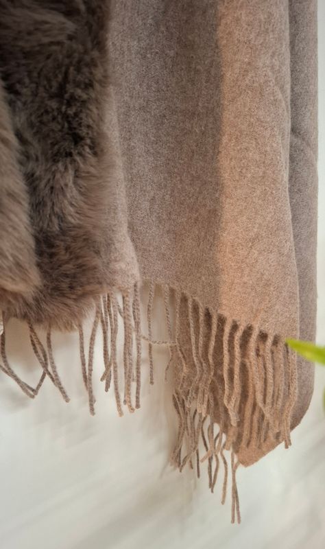Ullponcho med fuskepels - taupe