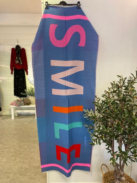 Hovedbilde Skjerf, Smile, blå med fargerike bokstaver