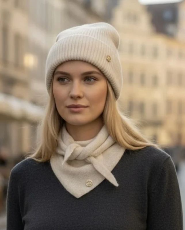 Strikket trekantskjerf (lite), Lys beige melert